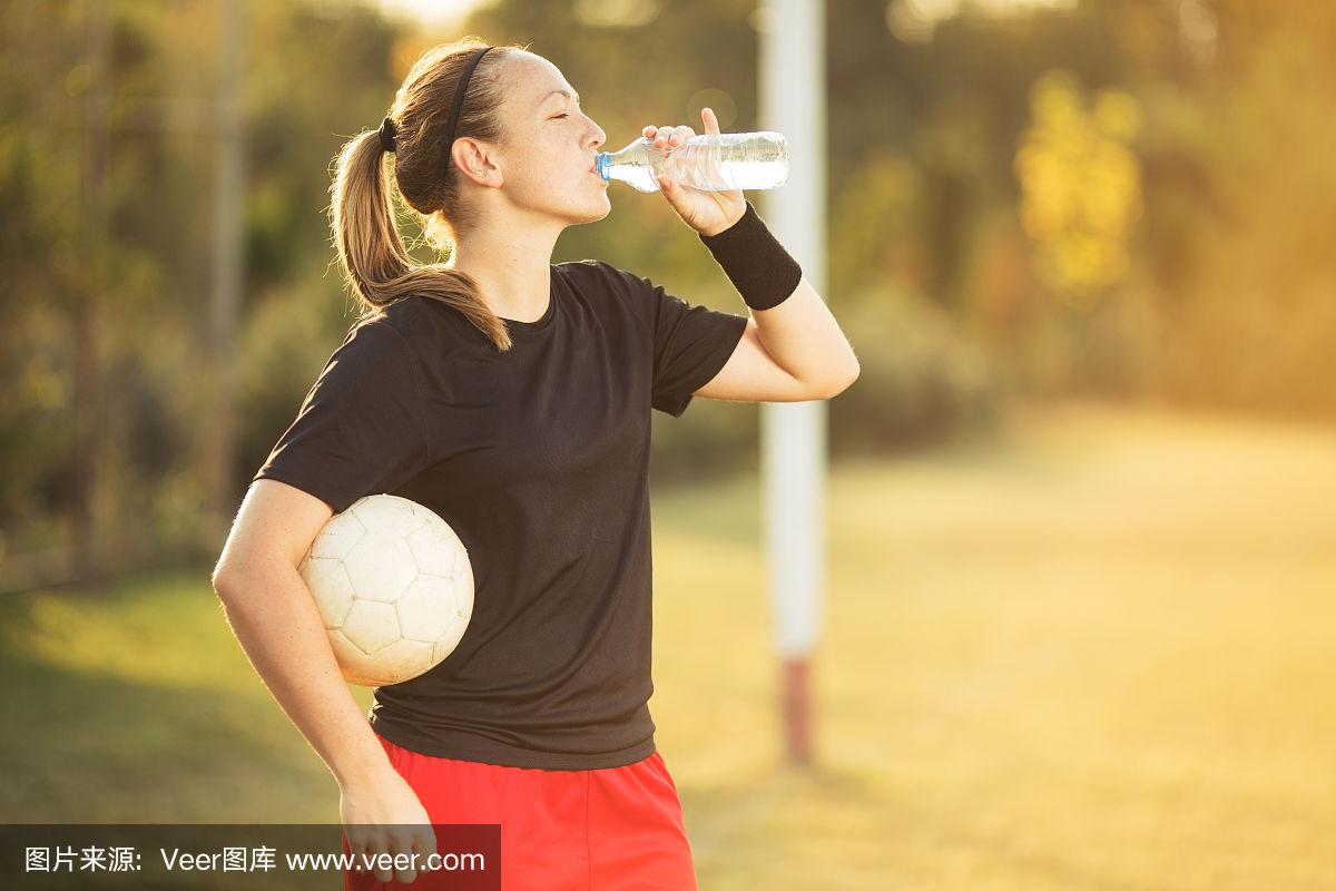 足球比赛中女性运动员的华丽脚法赢赞誉